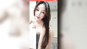 网红女神下海【仔仔没电了】小哥哥瘦瘦小小的，看到大长腿黑丝御姐欲罢不能，最后吸出精华