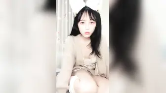 清纯系天花板嫩妹小小卡哇伊兔耳朵，半脱下内裤揉捏奶子，掰开蝴蝶逼粉穴，毛毛挺浓密，跳蛋震动麻麻的