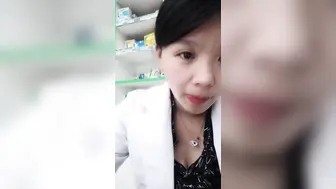 药店小姐姐大胸有味儿少妇姐姐，药房内大秀，大白天就肚子饿，吃自己的奶，揉骚逼求男人艹！