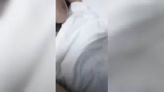 童颜巨乳-女孩：啊啊啊~~后入撞击骚货的巨乳 天摇地撞，没射里面啊？没事没事，我被你艹得好累，真舒坦了！