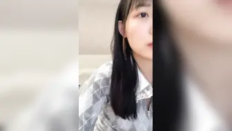 【黄播界小痞幼】超高颜值纯欲系美女，今日首秀，撩起裙子搔首弄姿，里面啥也没穿，贫乳小奶子多毛骚穴，揉搓阴蒂浪叫大声