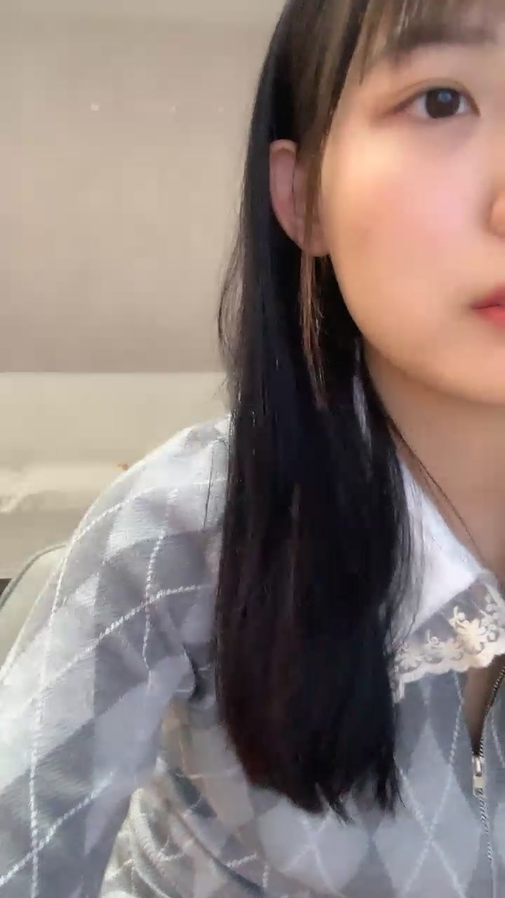 【黄播界小痞幼】超高颜值纯欲系美女，今日首秀，撩起裙子搔首弄姿，里面啥也没穿，贫乳小奶子多毛骚穴，揉搓阴蒂浪叫大声