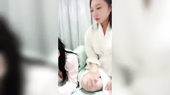 巨乳奶妈和亲妹妹一起下海：奶大与奶小的，奶奶的穴更黑哈哈，姐姐的胸摇 各种优惠勾引狼友撸！