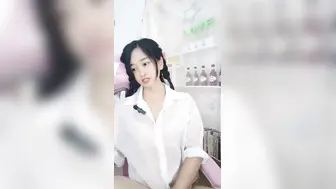 极品小少妇露脸看着就有感觉，床上伺候大鸡巴哥，深喉口交表情好骚，让大哥多体位蹂躏抽插，浪叫不断真刺激