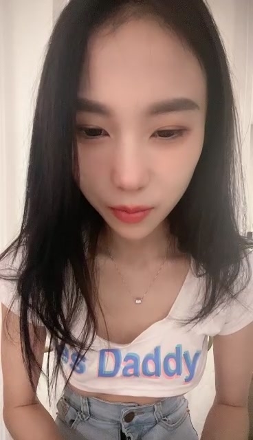 极品美女【月月嗷】修长美腿细腰，脱衣舞诱惑，多毛骚逼自慰，超近视角特写，双指扣入水很多