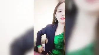 网咖女神重出江湖，再现网咖厕所全裸自慰，四个手指抠逼跳蛋刺激豆豆