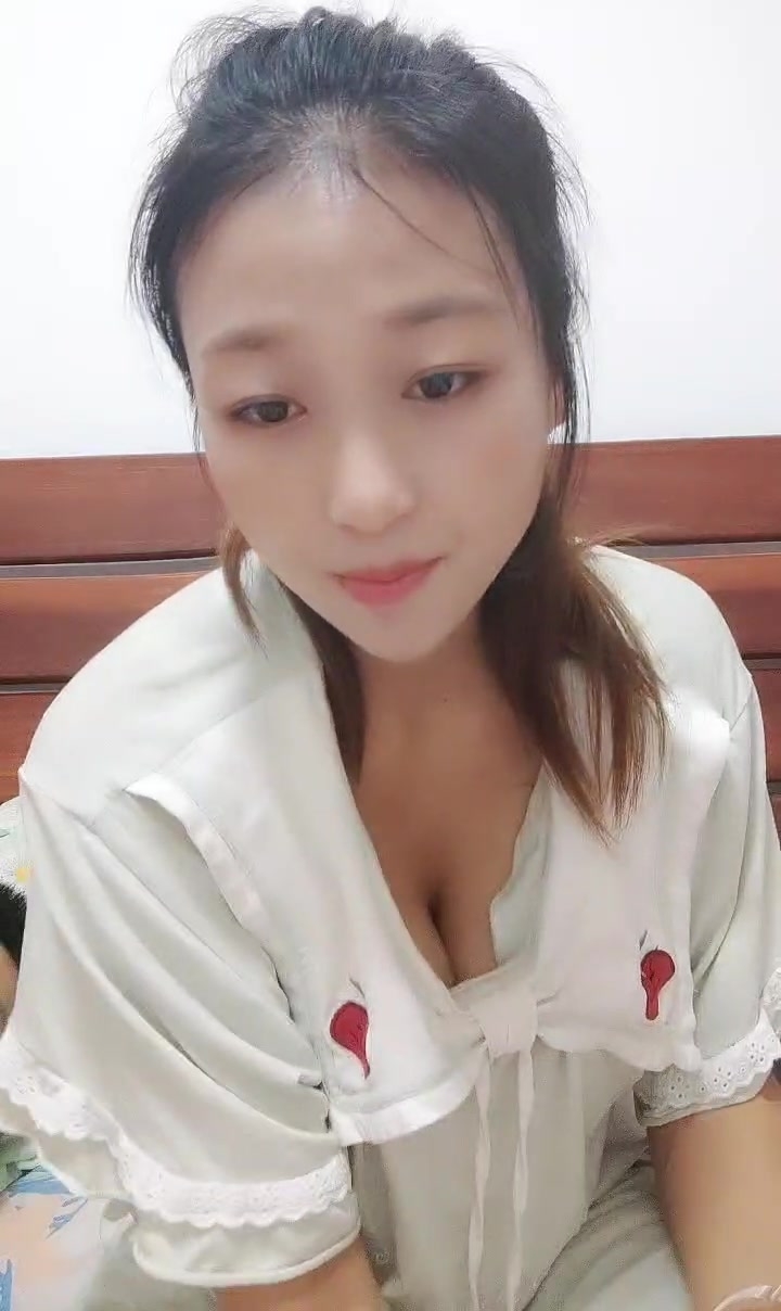 良家小少妇深夜露脸与小哥床上激情，让小哥吃奶舔逼，口交大鸡巴后入爆草，激情上位淫声荡语不断互动撩骚