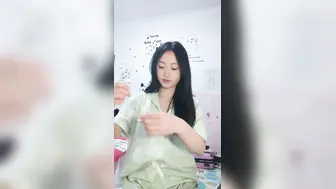 顶点清纯校园女神，家中下海，晚自习回来悄悄直播赚生活费，小淫穴摸摸就流汁水，掰穴诱惑狼友！