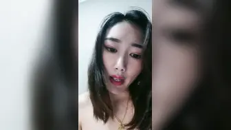 大眼美少妇，第一视角道具假屌自慰插穴，呻吟声太骚了超级享受