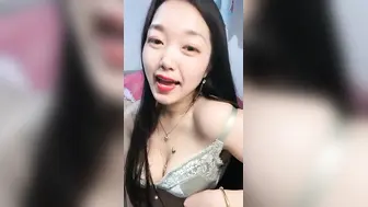 风韵美少妇，长相不错味道十足，生过孩子身材很好，手电筒特写逼逼还给照明