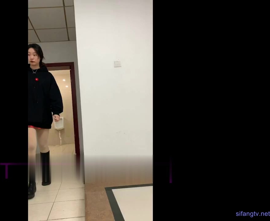 潜入办公楼近距离偷拍公司新来的美女