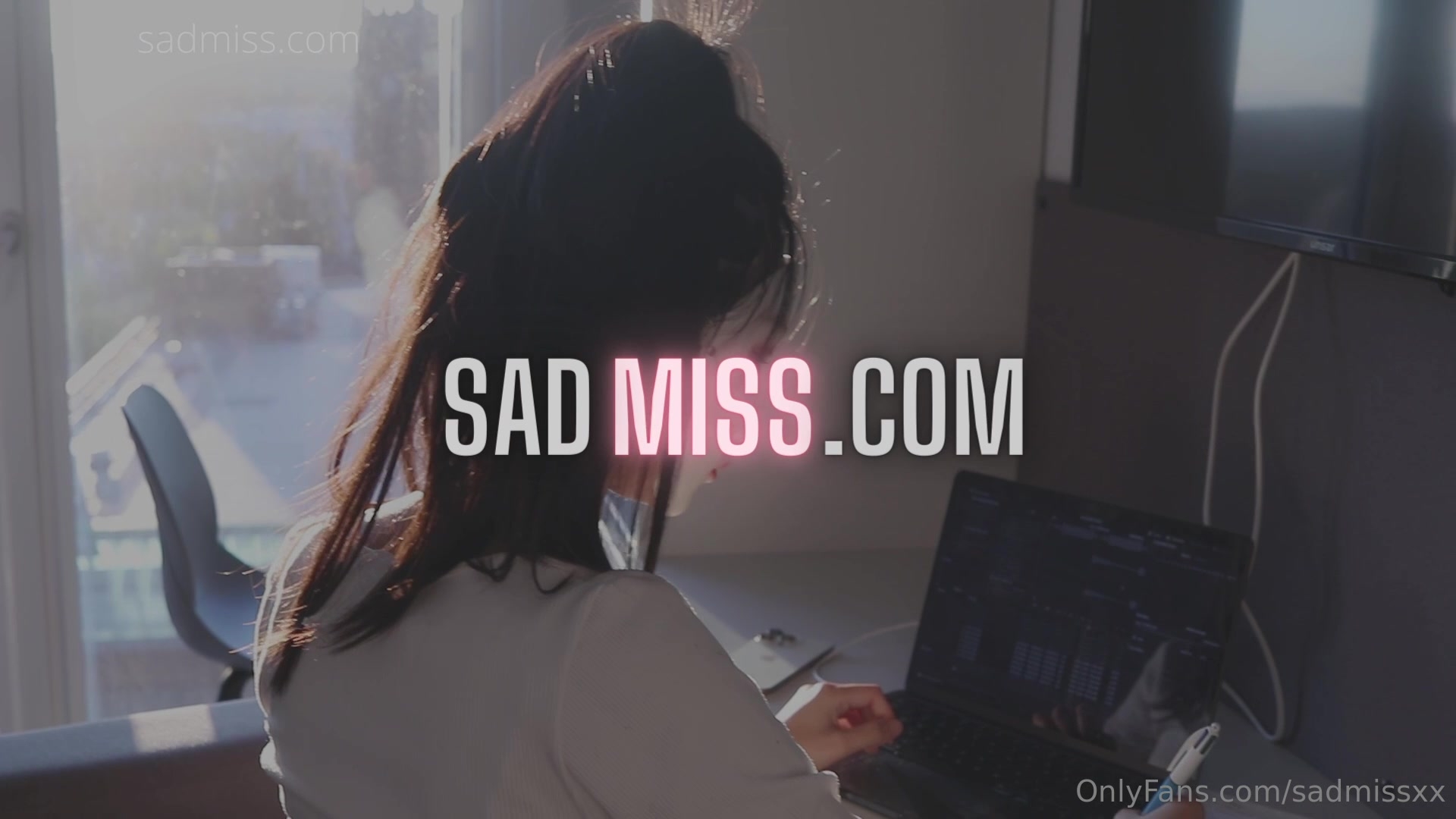 ONLYFANS稀有高质量华人极具反差感留学生「哀伤小姐」「Sad Miss」极品美腿模特身材面具女【第四弹】 (1)