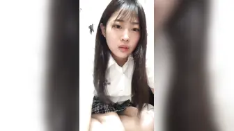 ❣️推荐❣️台湾职校【高英工商】冒充经济人忽悠职校嫩妹，掰逼是否处女，女生配合自慰叫老公42P-8V (4)