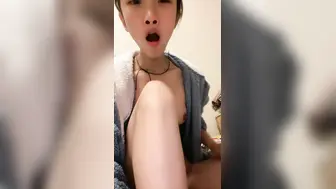 小年轻真懂博眼球，【一口吃掉你】，满18一个月嫩妹，掰弄嫩穴~小哥操菊，精彩拉屎画面 (1)