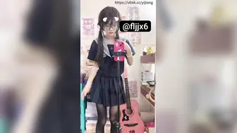 ⚡露脸清纯美少女【一酱】福利私拍，清纯唯美颜值 白嫩极品身材，长得越乖 玩的越嗨，一线天馒头穴肉鲍甚是诱人！ (1)