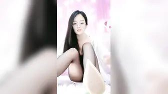 推荐超美反差女神【李沁沁】气质眼镜反差御姐，清纯外表极致闷骚，道具插穴，多次潮喷 (1)