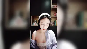 杭州美少妇，30岁最有味道的年龄，【是你的小丸子呀】，骚到炸裂~道具一直插~一直尿，朦朦胧胧之间 (1)