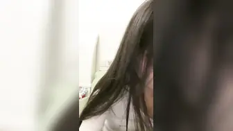 终于露脸了，【不萌不淑女】，02年美少女~尺度全开~20小时~道具自慰，美丽小仙女阴毛这么浓密 (1)