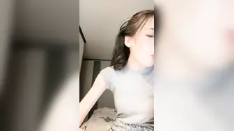 很火爆的女神，回归颜值区了，翻版柳岩，貌美如花，【西北北】，粉嘟嘟的鲍鱼，小菊花完美收缩，刺激好看 (1)