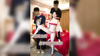 绿帽老公和妻子结婚当天被好朋友闹洞房的时候此刻正与新婚妻子喝完交杯酒妻子还穿着秀禾服就被朋友们侵犯了她的身体看着妻子的衣服让大家一件件被揭开大奶子被别人玩弄着强行摁倒在两腿之间口交还被拍摄全程记录这画面足够让你鸡巴发硬了吧