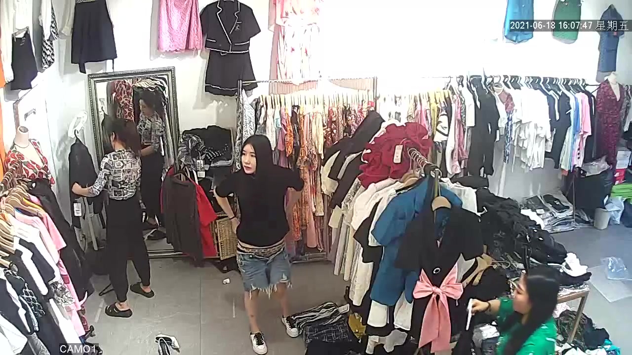 【稀缺摄像头】黑客破解美女如云服装店监控多角度偷拍美女换衣服貌似刚隆完胸的美女奶子真大