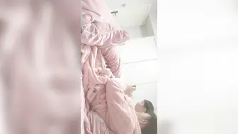 【战狼无套】32岁离异少妇贤妻良母范，短发美乳，白嫩娇躯魅力无限，水多湿了一床乱扭，对白精彩