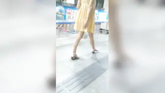 一路跟踪偷拍连衣裙美女 竟然是个没穿内裤的大骚货