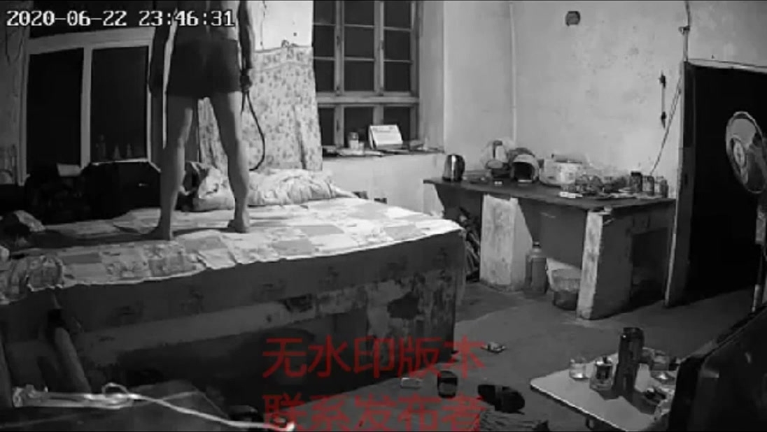 史上最牛逼的农户家摄像头真实偸拍女的搞破鞋被发现男的边逼问边用皮鞭暴打女的哭叫身体淤血过会又开始肏屄清晰对话也是亮点