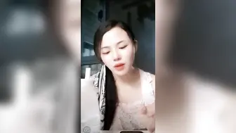 唱歌唱嗨的漂亮美女