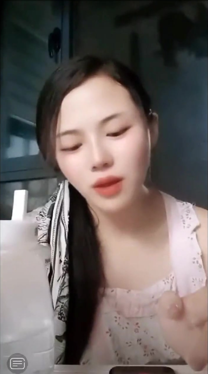 唱歌唱嗨的漂亮美女