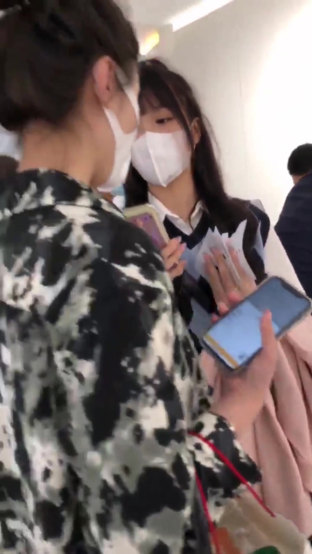 商城精选跟随抄底几个高颜值美眉 都是性感好屁屁 气质眼镜美眉貌似跟没穿内内一样