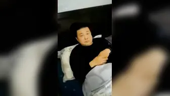 捉奸 你是谁 你是谁 老婆在洗澡准备开工 男子装聋作哑来个死猪不怕开水烫 男主还是很克制