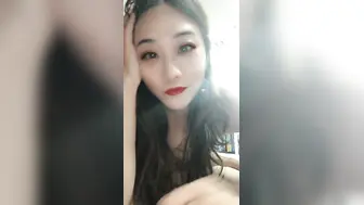 广东小工厂老板娘，私下是一个小淫妇，身后是万卷家书，自慰起来却很风韵，脸上那个享受的表情真爽呀！