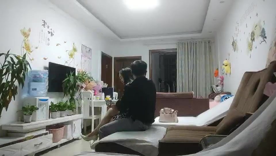 打麻将认识的良家人妻骚女，约过来操逼偷拍，很奔放掏出JB就吸，衣服也不脱正入，扶着大屁股后入爆操，射的太快满足不了