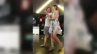 抄底和男朋友逛街绿碎花裙子无内S女