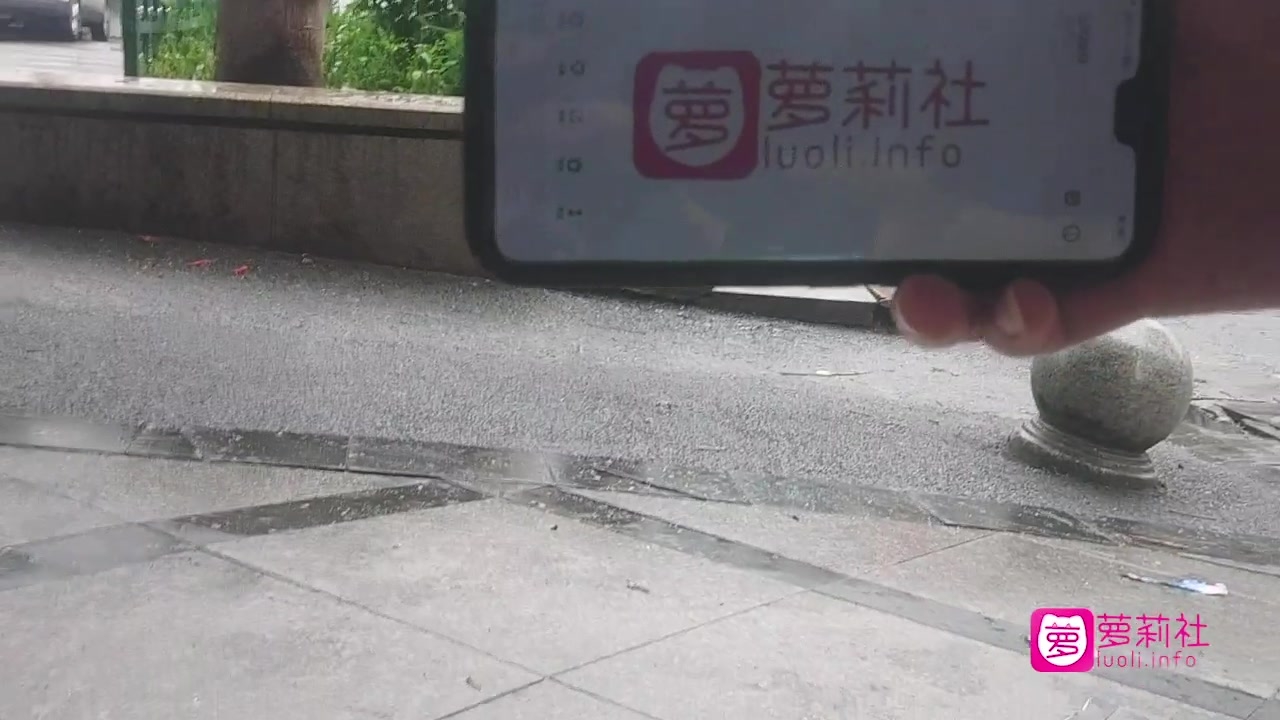 探花辉哥带你探秘红旗农贸市场旁站街女一条街搭讪个吃槟榔的小妹150块到出租屋啪啪