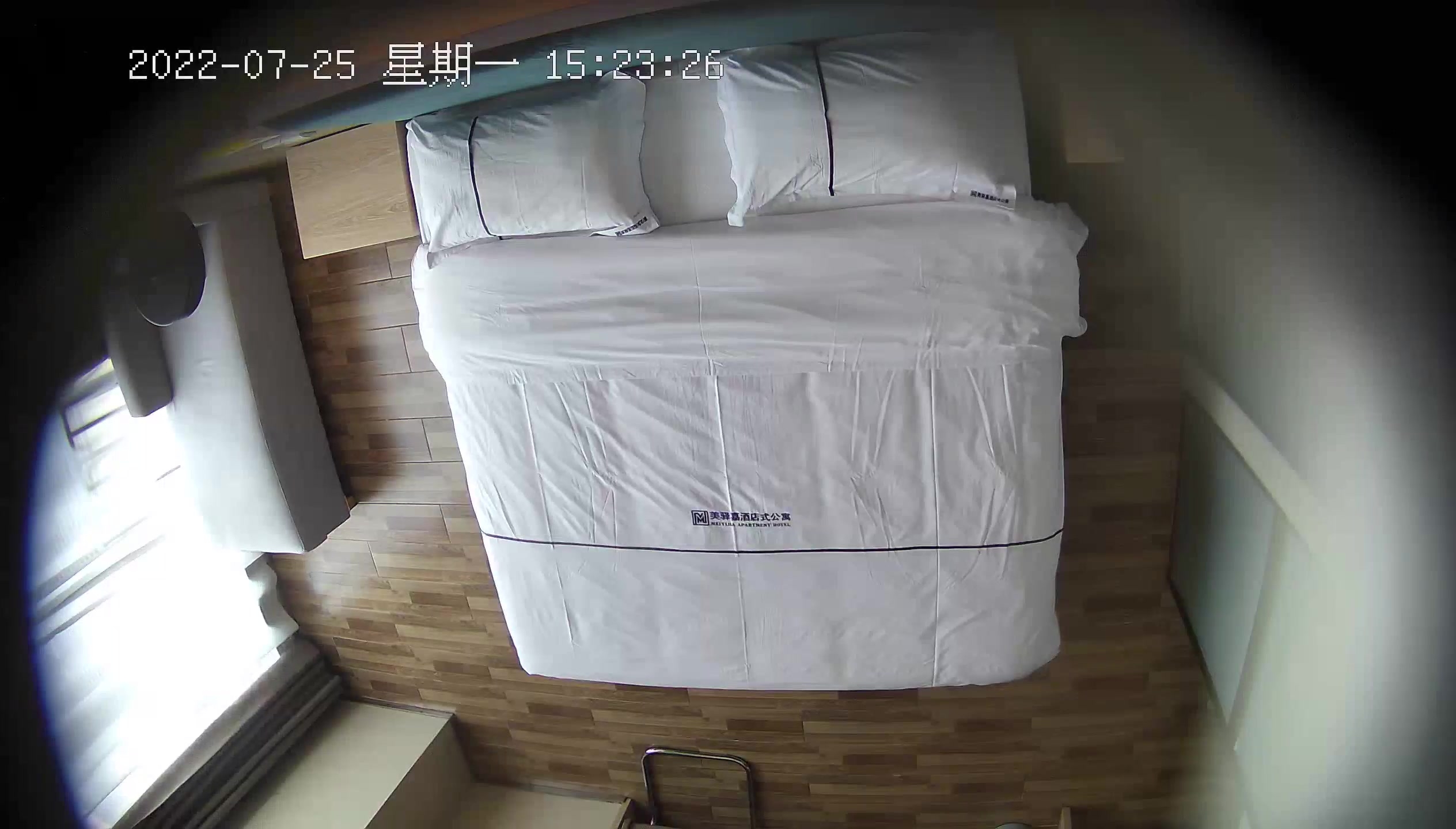 酒店安防摄像头偷拍年轻情侣开房妹子帮男友按摩,男友给妹子舔逼,还自己摸乳头刺激,真他妈的骚