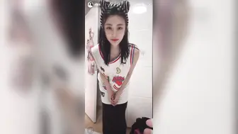 高颜值美眉直播走光