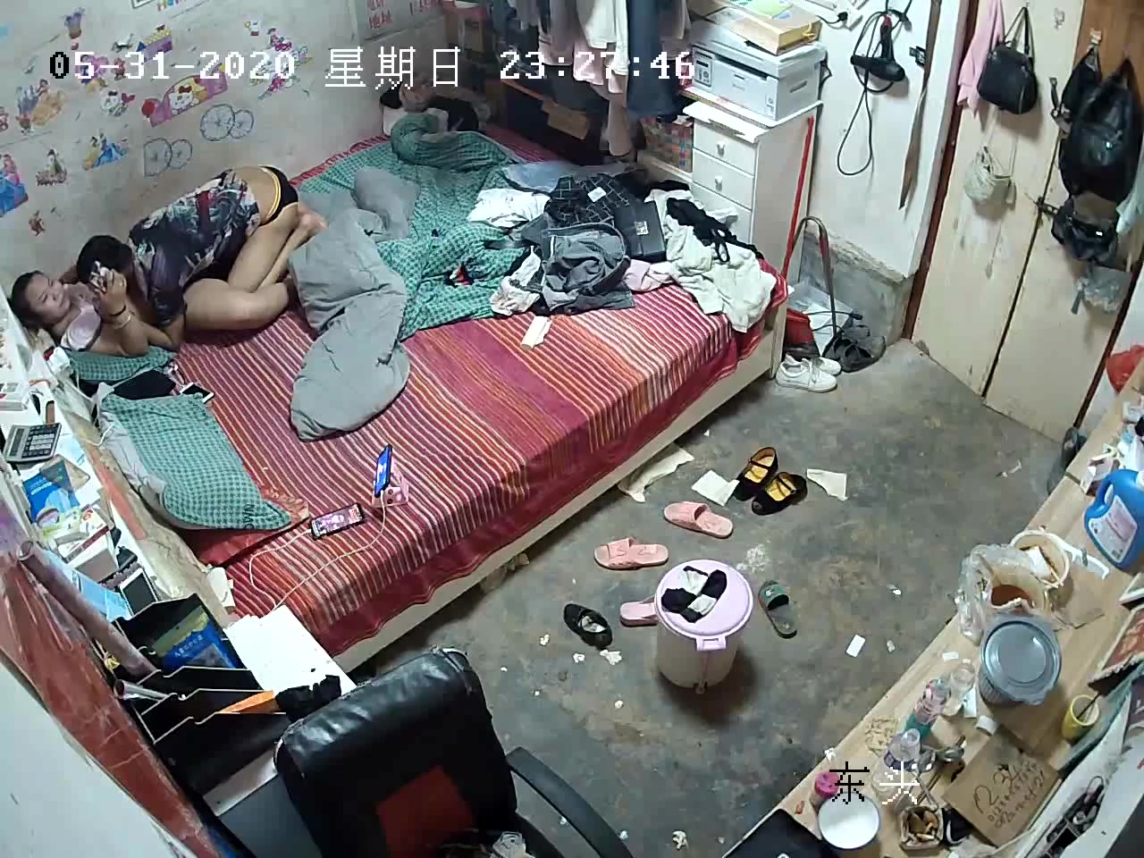 黑客破解家庭网络摄像头偷拍纹身男草正在看手机视频的媳妇