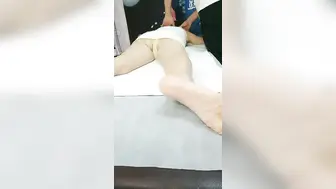 【按摩私密保养】32岁良家人妻，坚挺美乳白又圆，手法专业淫液横流，小伙最懂她的敏感地带，狂力抽插啪啪响