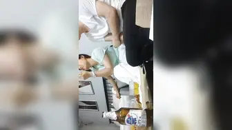 【爱情故事】网恋新人良家少妇，吃饱喝足再操逼，撩起衣服吸奶子，抬起双腿激情爆操