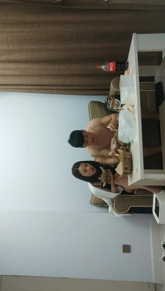 【爱情丶故事】网恋三天奔现未婚骚女，吃饱和足再操逼，大屁股抱起来猛操，转战床上尽情输出舒服了