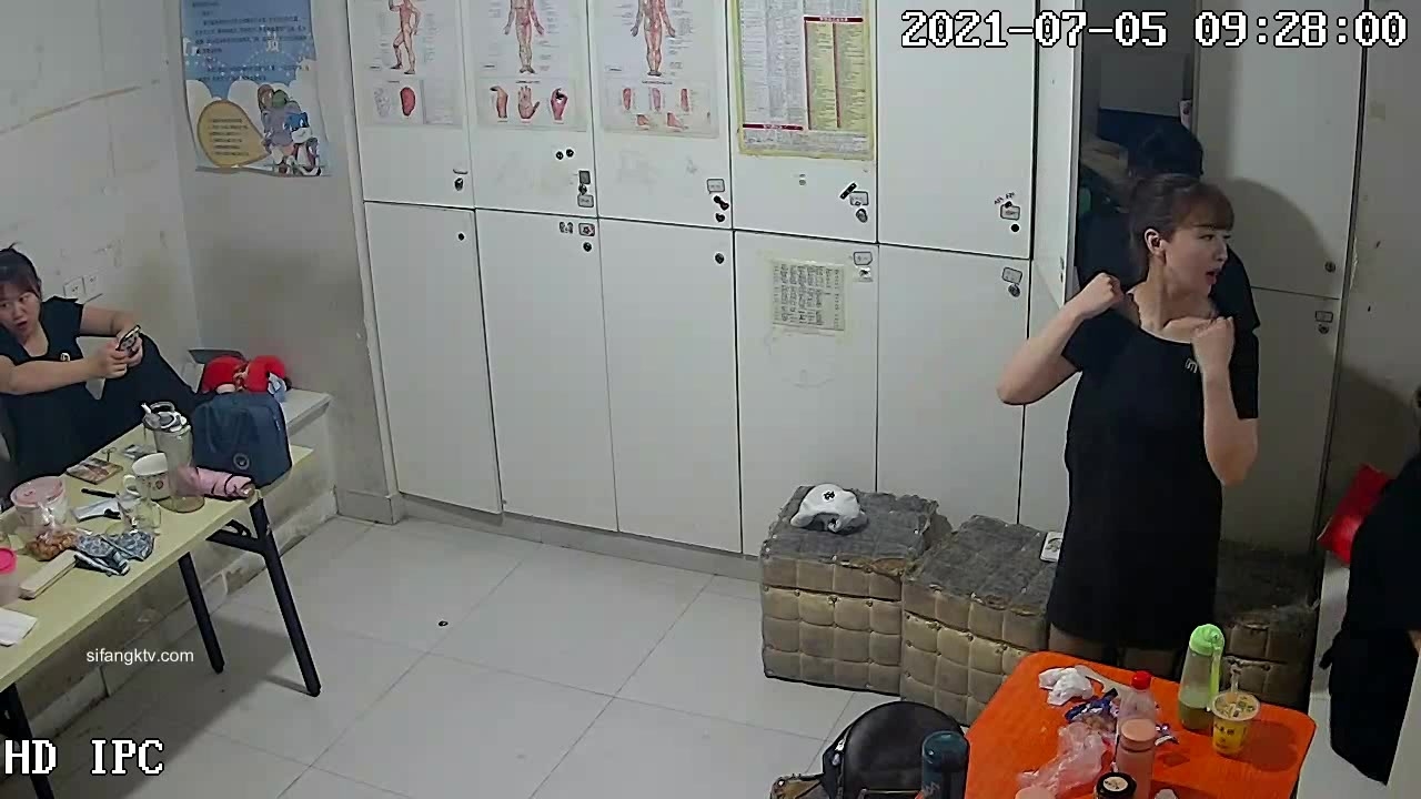 【破解摄像头】高档水疗会所 偷窥漂亮的黑丝美女技师换衣服 全是漂亮的小姐姐 (29)