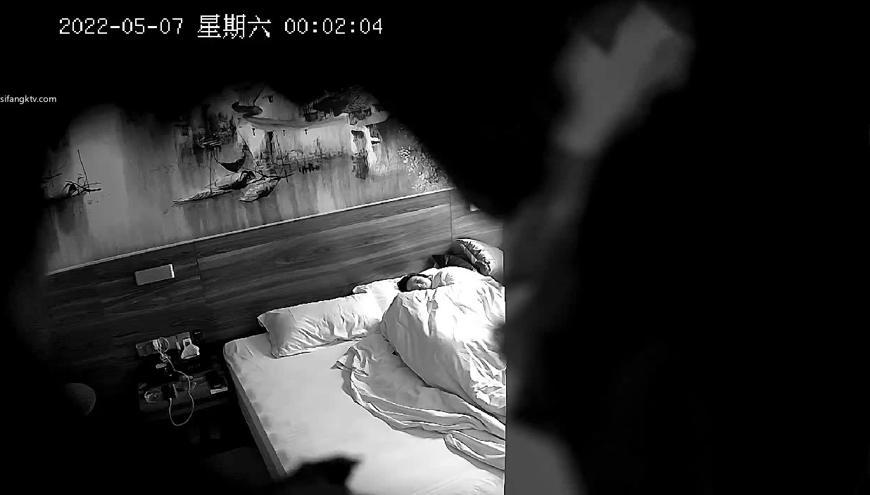 新流出360酒店白色半边床偷拍两对偷情男女开房做爱小哥无套内射擦逼