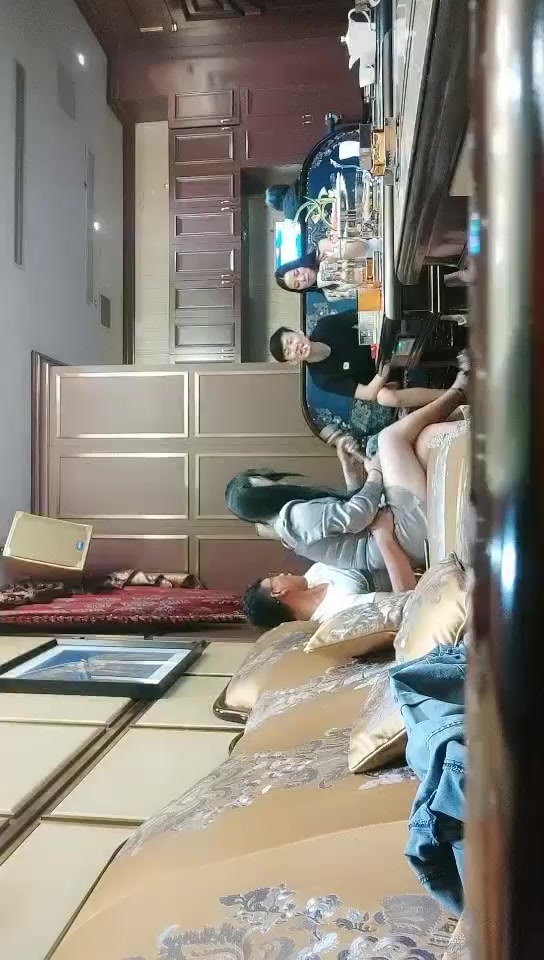 【大宝寻欢探会所】跟兄弟到商K潇洒激情，勾搭漂亮妹子回酒店啪啪，喊着你混蛋还是被按到干两炮