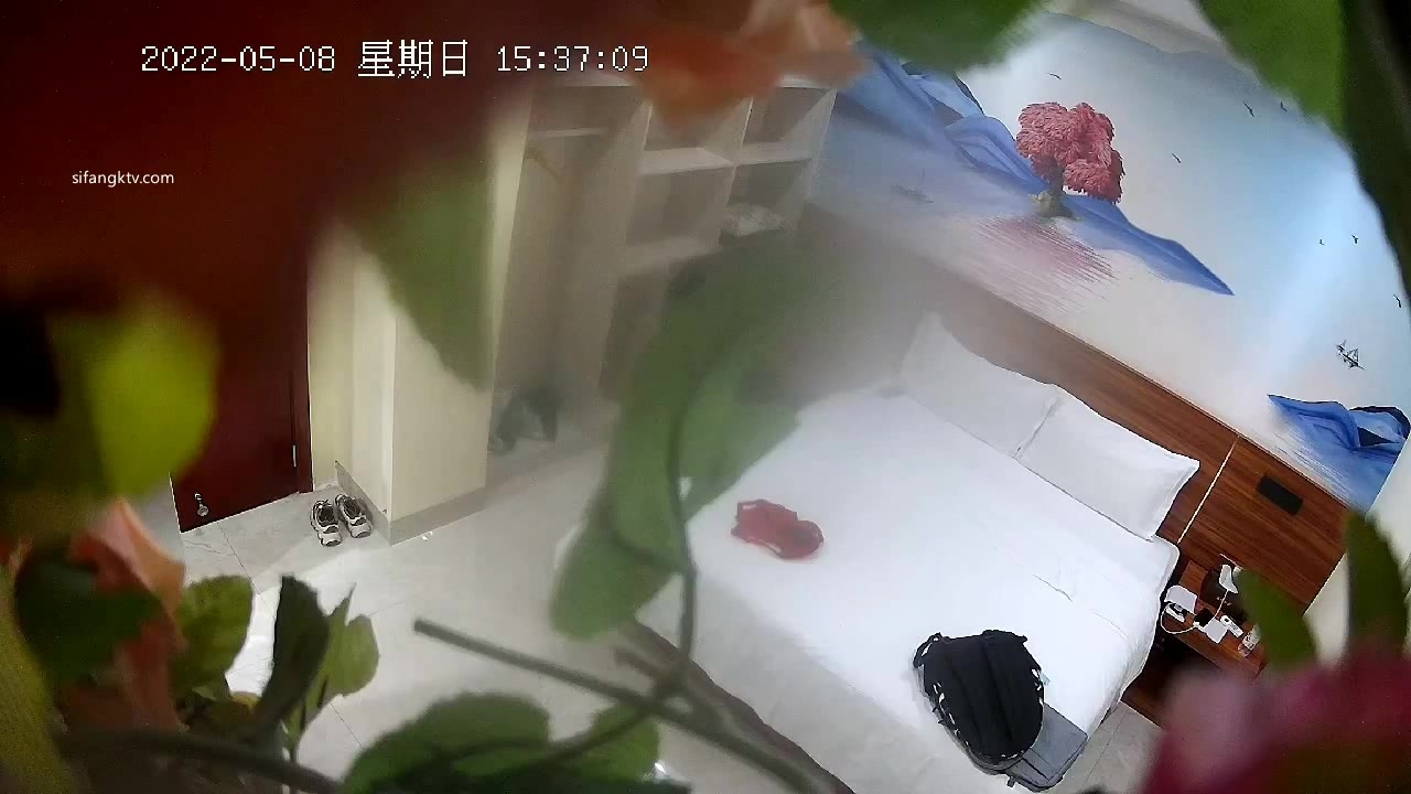 流出360酒店花房白色床偷拍跑销售业务的情侣美乳眼镜女友给累坏的男友按摩主动吹箫骑坐鸡巴啪啪