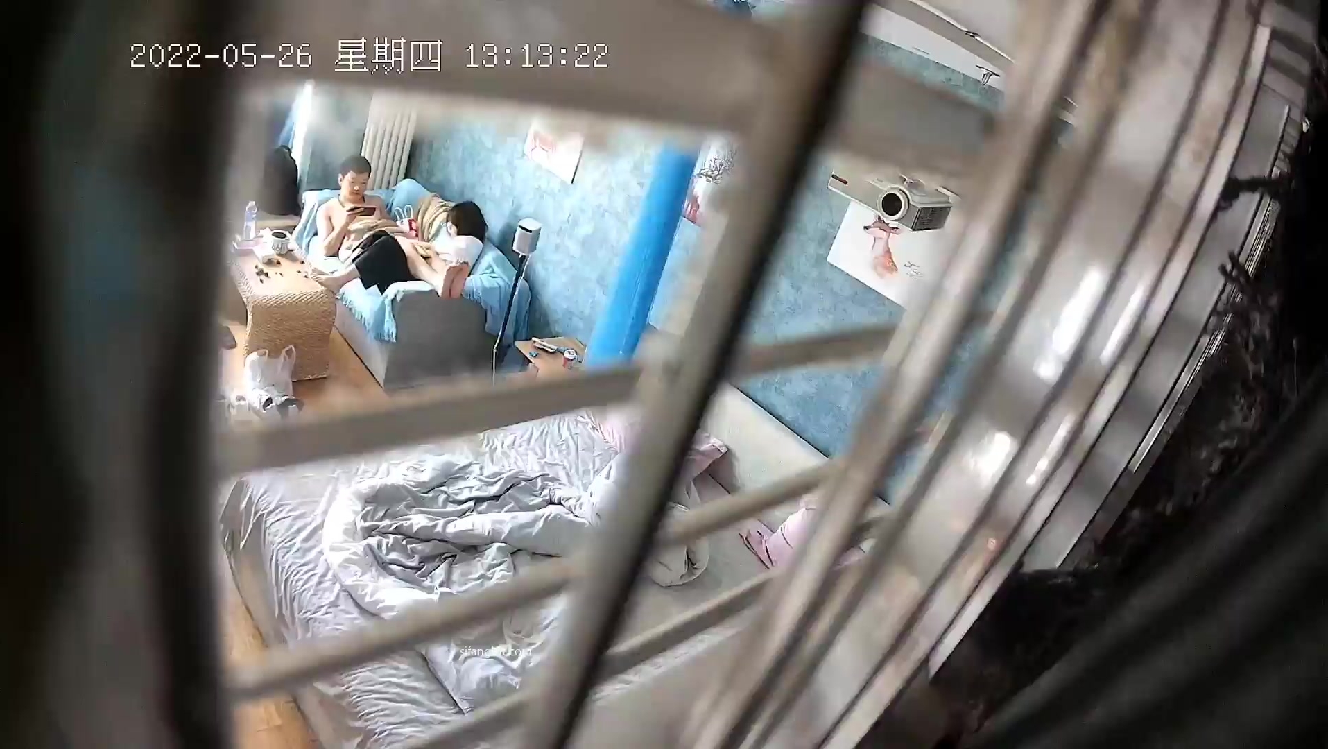 最新流出360酒店偷拍纤瘦美女被眼镜男友在沙发和床上玩弄多日大屌猛插女友