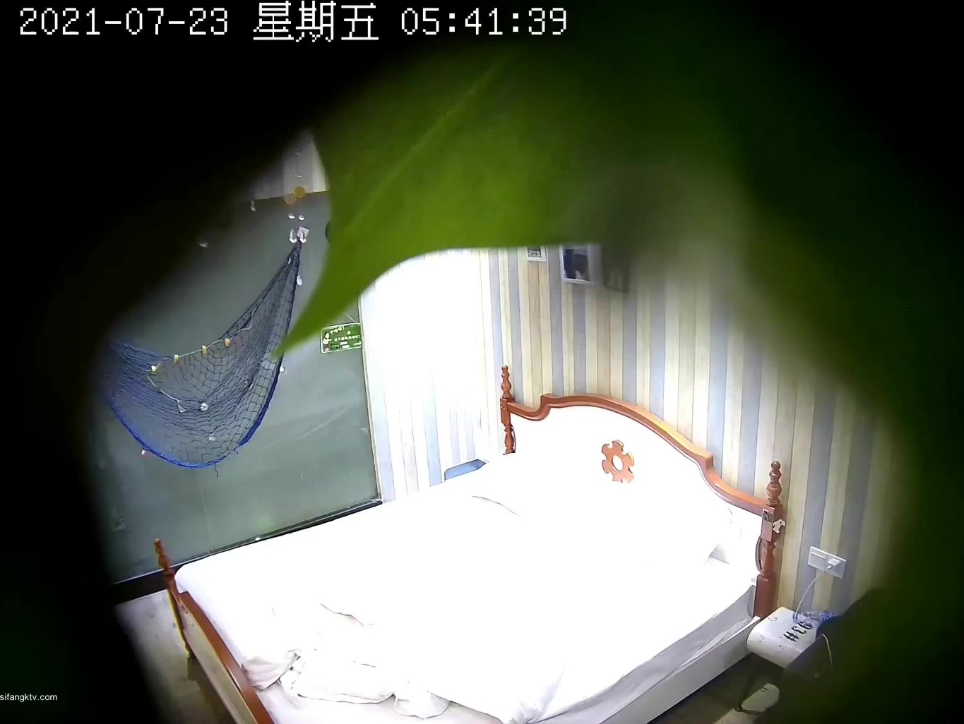 酒店摄像头偷拍中午饭喝高了醉酒美女刚进房间就被背心男友弄上床扒光做爱