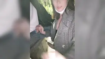 户外的站街女，大哥给多点钱，直接小公园口暴打飞机，射完还给舔干净！