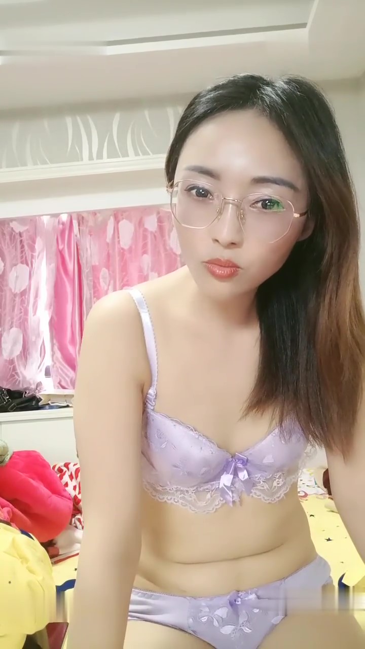 轻熟女美少妇 撅起大屁股掰逼 卫生间站立尿尿喷的老高